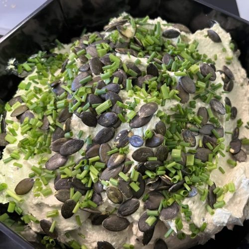 Frische Aufstriche (auch vegan) als Klassiker beim kalten Buffet